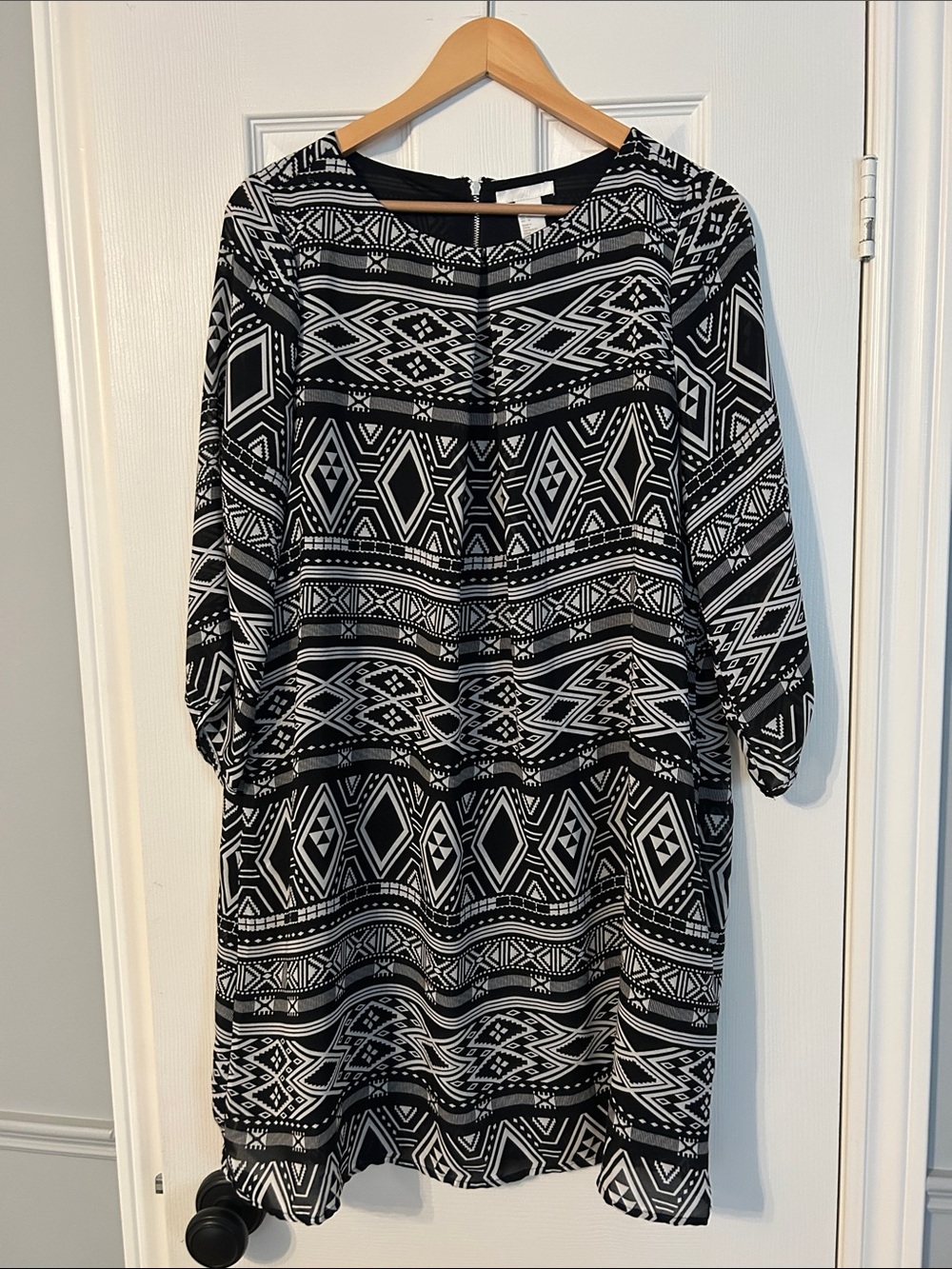 H&M Black and White Geometric Long Sleeve Dress 14